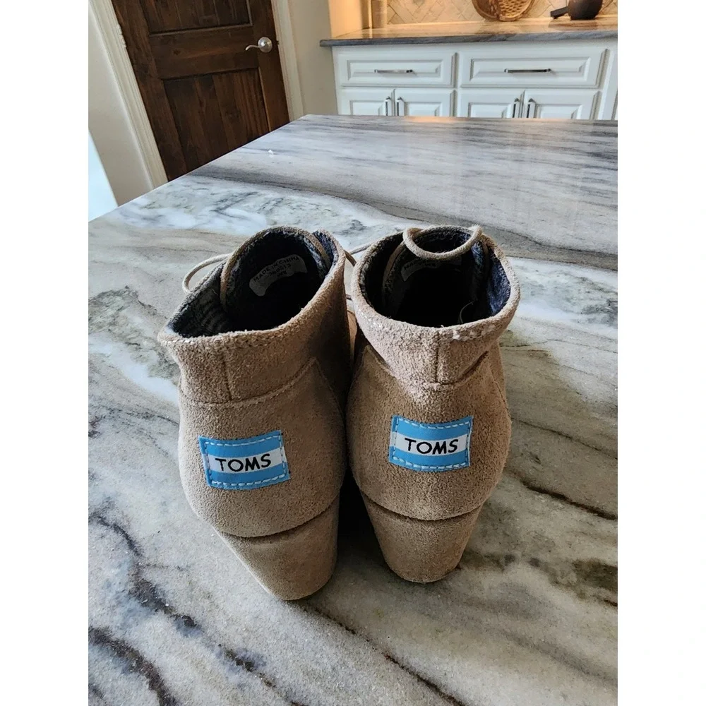TOMS Desert‎ Wedge Ankle Booties Womens 8 Taupe Tan Suede Lace Up Chukka Boots